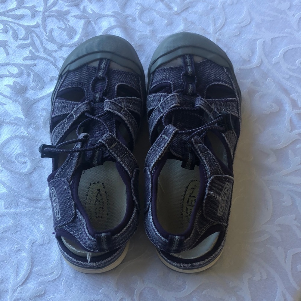 Keen sneakers/beach/kitchen shoes